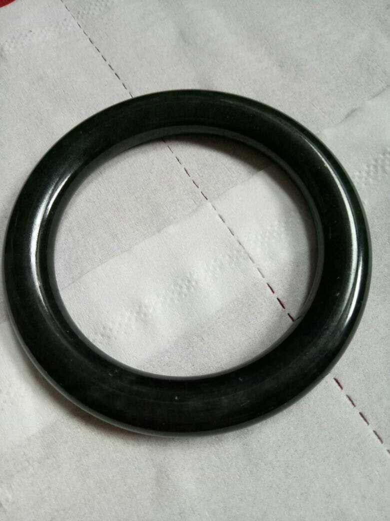 墨玉灯光下边缘透的真假