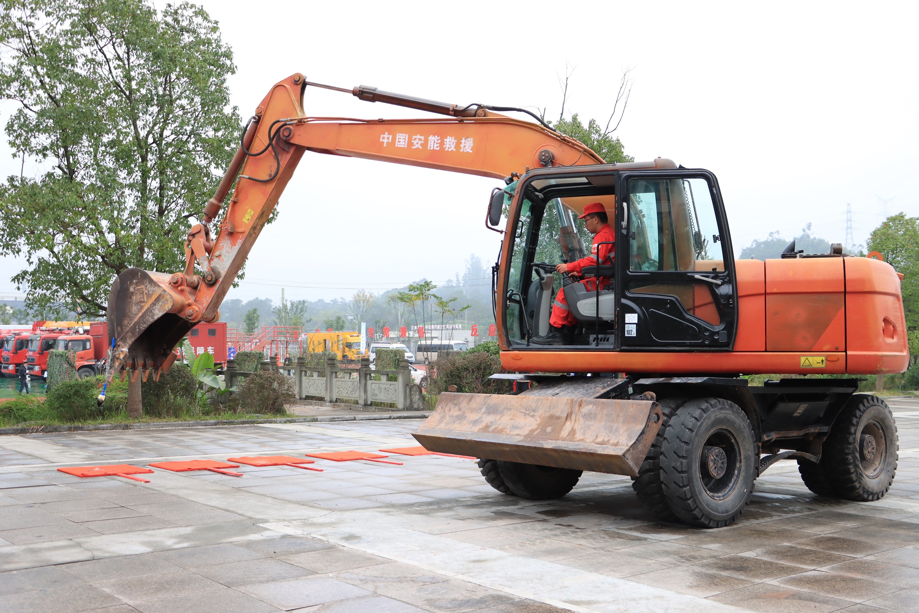 挖掘机如何操作